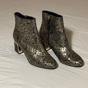 DKNY, Size 8.5M, Black & Gold